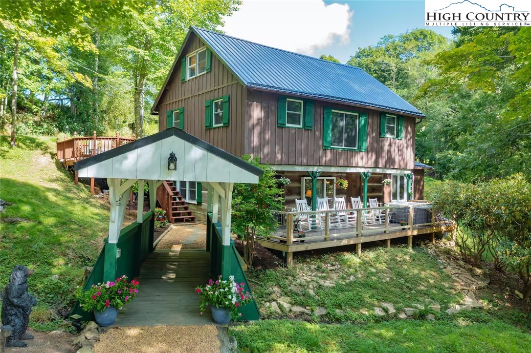 17 Grey Fox Ridge Road Banner Elk, NC 28604 - Photo 2 of 37 a front view of a house with yard and trees