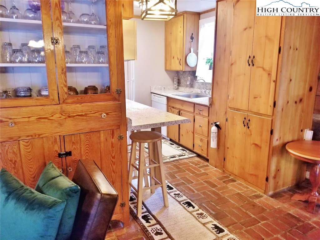 17 Grey Fox Ridge Road Banner Elk, NC 28604 - Photo 27 of 37 a very nice looking room with a large window