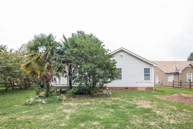 a view of a house with backyard and garden