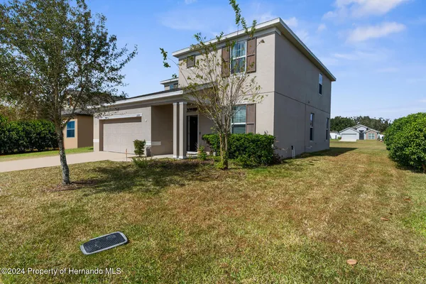 a view of a house with backyard