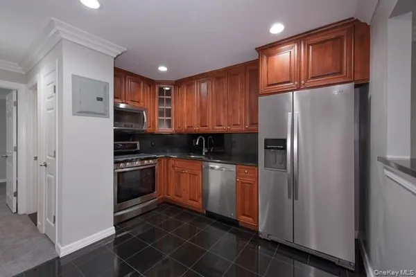 $2,350 | 20 Trafalgar Place, Unit 2005B, Coram, NY 11727