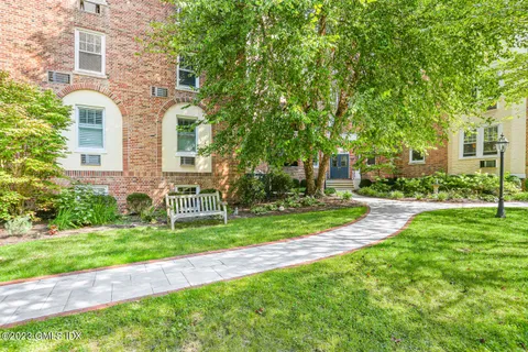 $4,100 | 169 Mason Street, Unit 1D, Greenwich, CT 06830