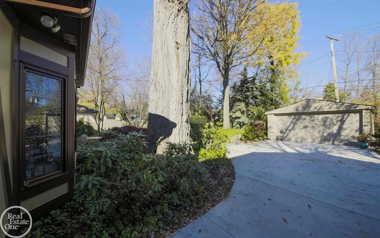 1712 Broadstone Road Grosse Pointe Woods, MI 48236 - Photo 25 of 34