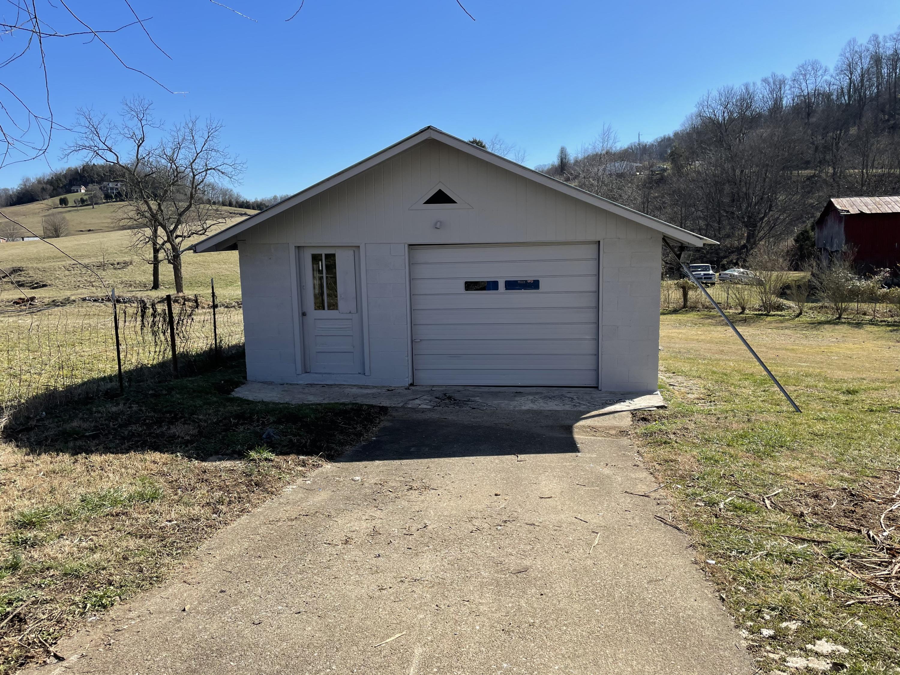 4182 Carters Valley Road Church Hill, TN 37642 - Photo 4 of 28 70061957-1B82-43F8-A8BF-254A0EB4A0FA