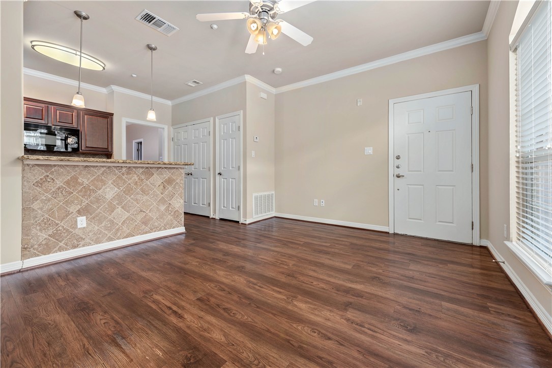 1198 Jones-Butler Road, Unit 2901 College Station, TX 77840 - Photo 5 of 22 Kitchen featuring kitchen peninsula, ceiling fan, dark wood-type flooring, and ornamental molding