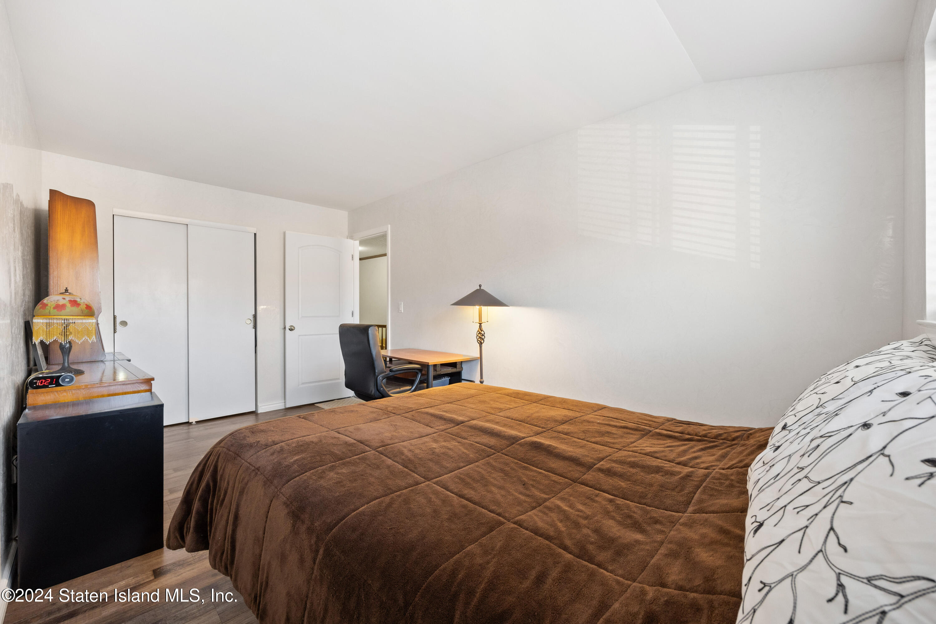 72 Alan Loop Staten Island, NY 10304 - Photo 11 of 28 11