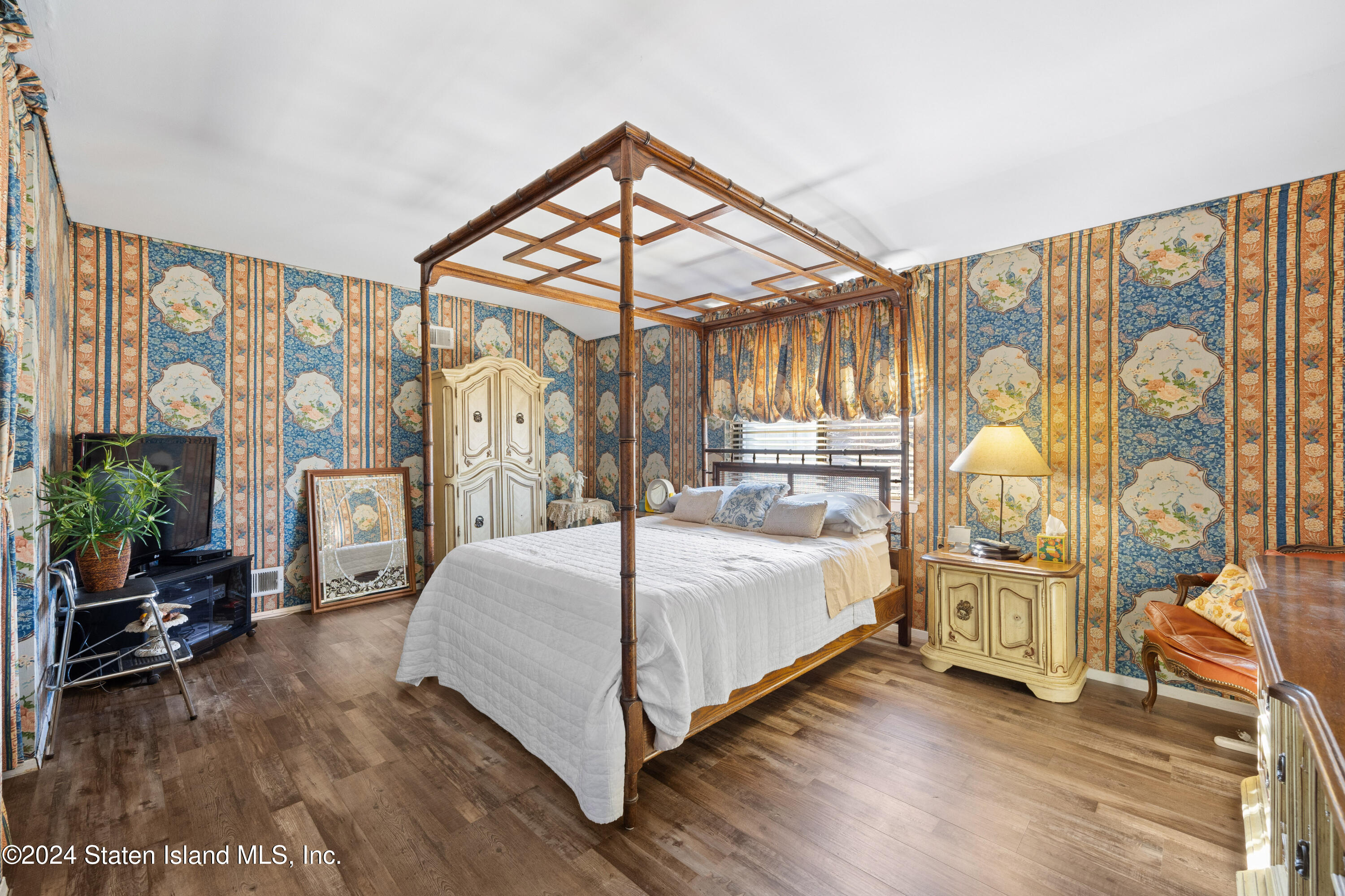 72 Alan Loop Staten Island, NY 10304 - Photo 12 of 28 12