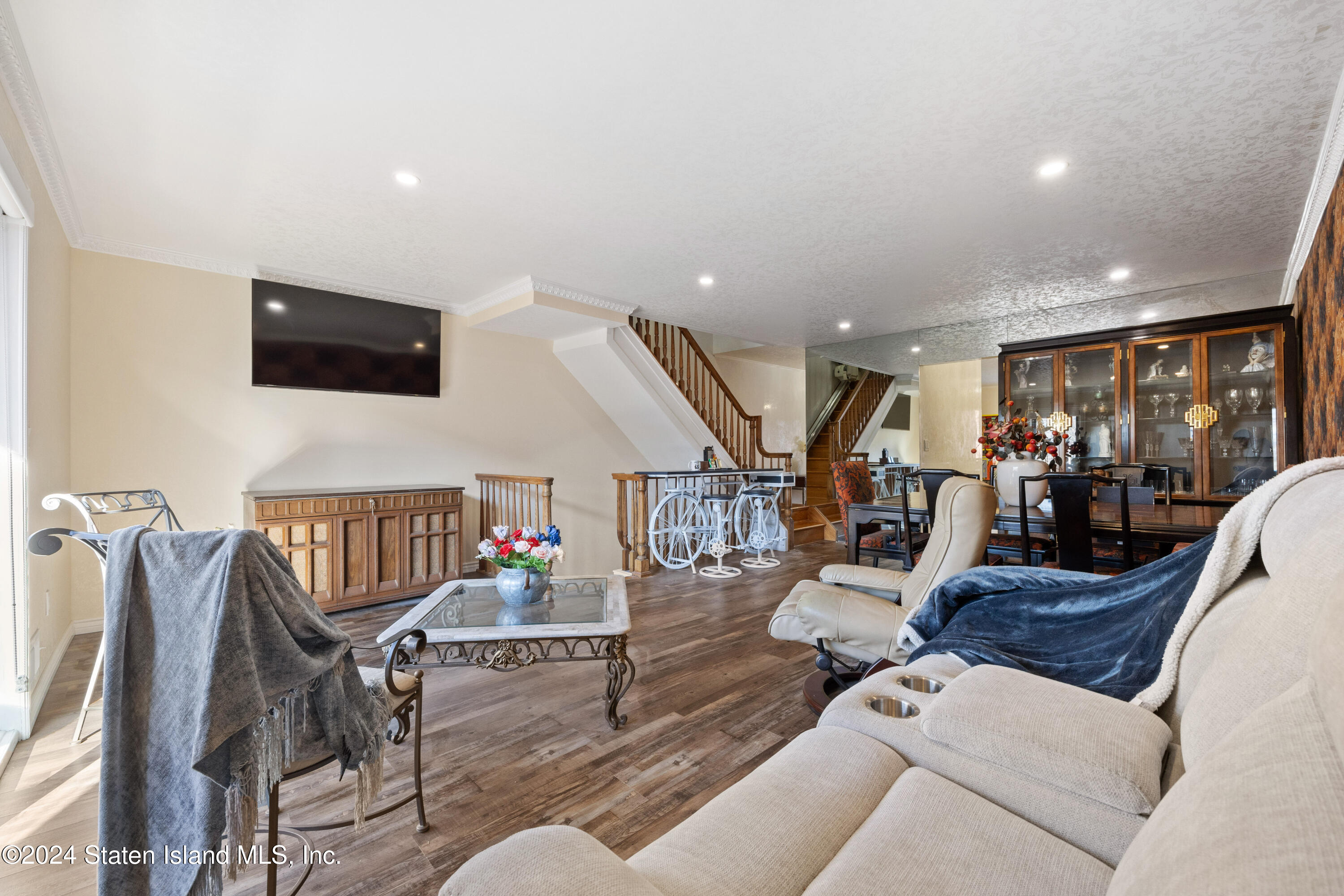 72 Alan Loop Staten Island, NY 10304 - Photo 4 of 28 4