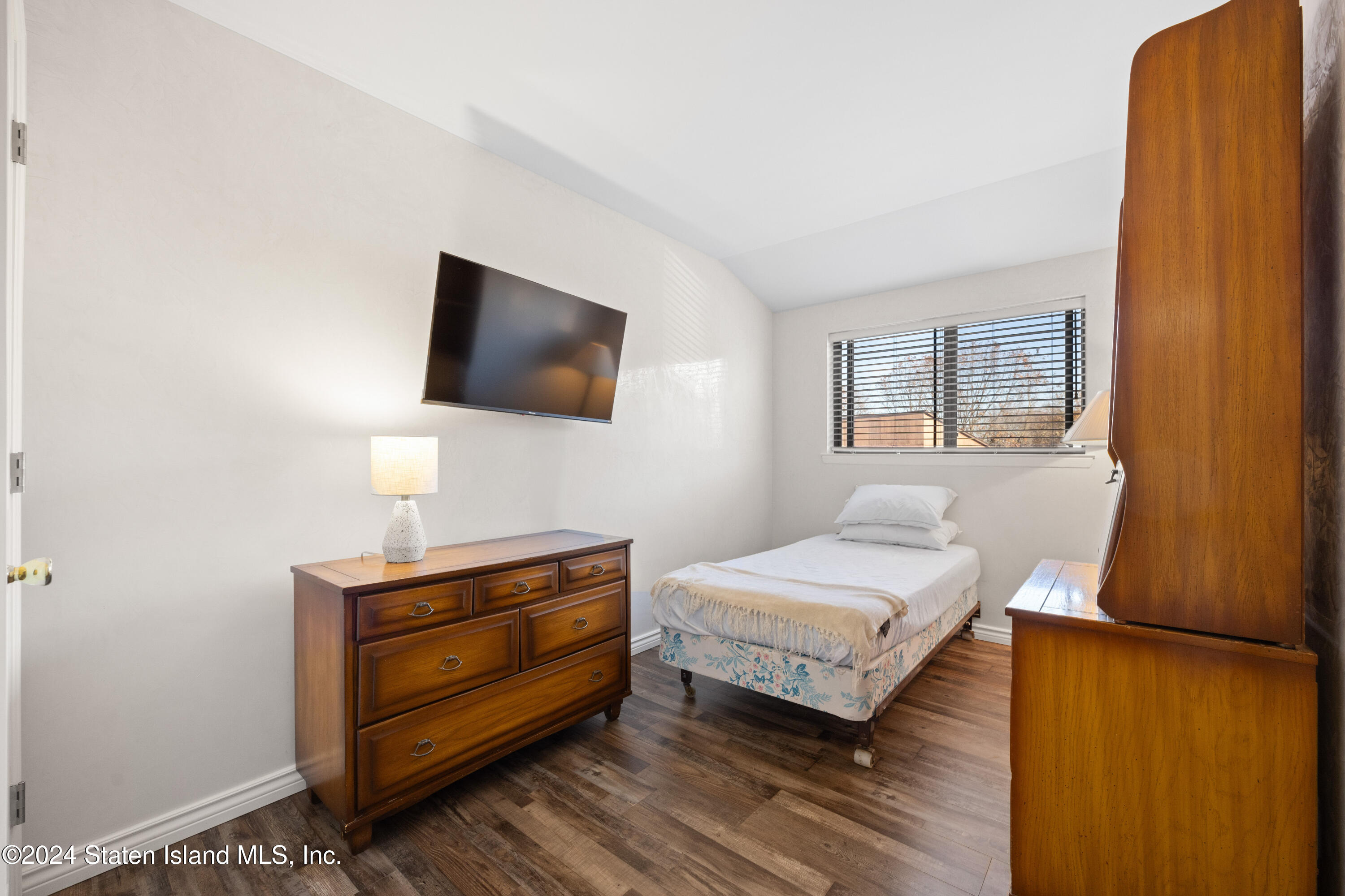 72 Alan Loop Staten Island, NY 10304 - Photo 8 of 28 8