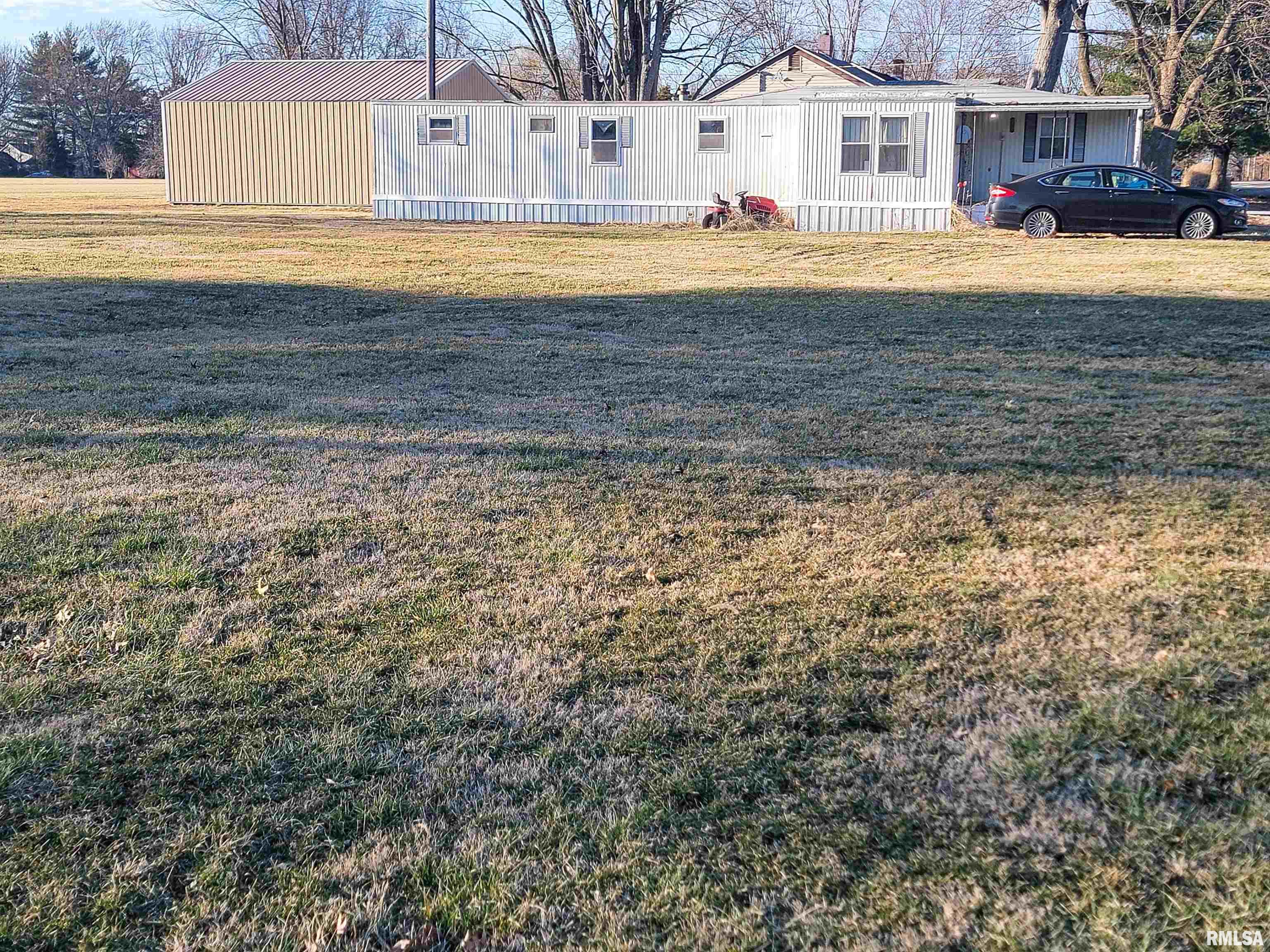 807 Clan Street Flora, IL 62839 - Photo 5 of 10
