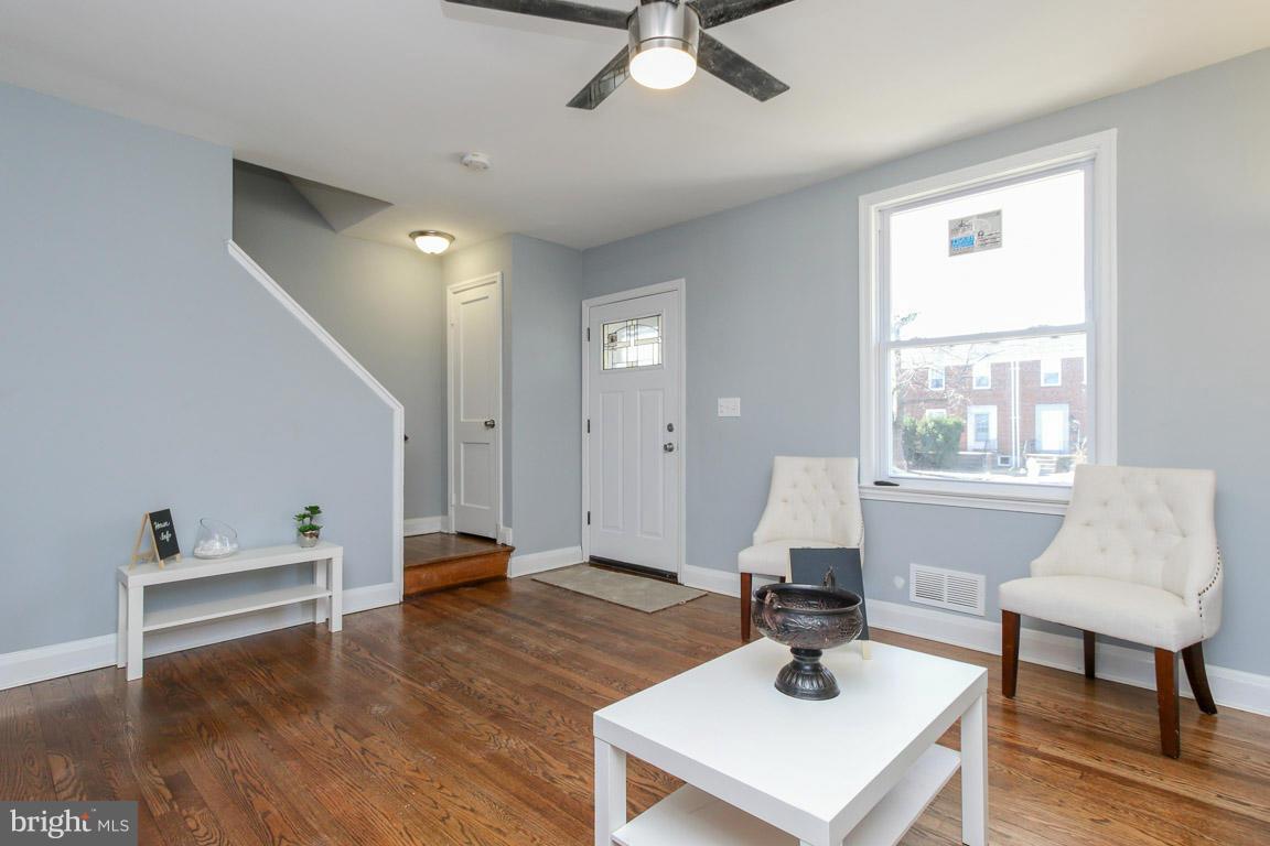 213 Cherrydell Road Catonsville, MD 21228 - Photo 4 of 26 Living Room