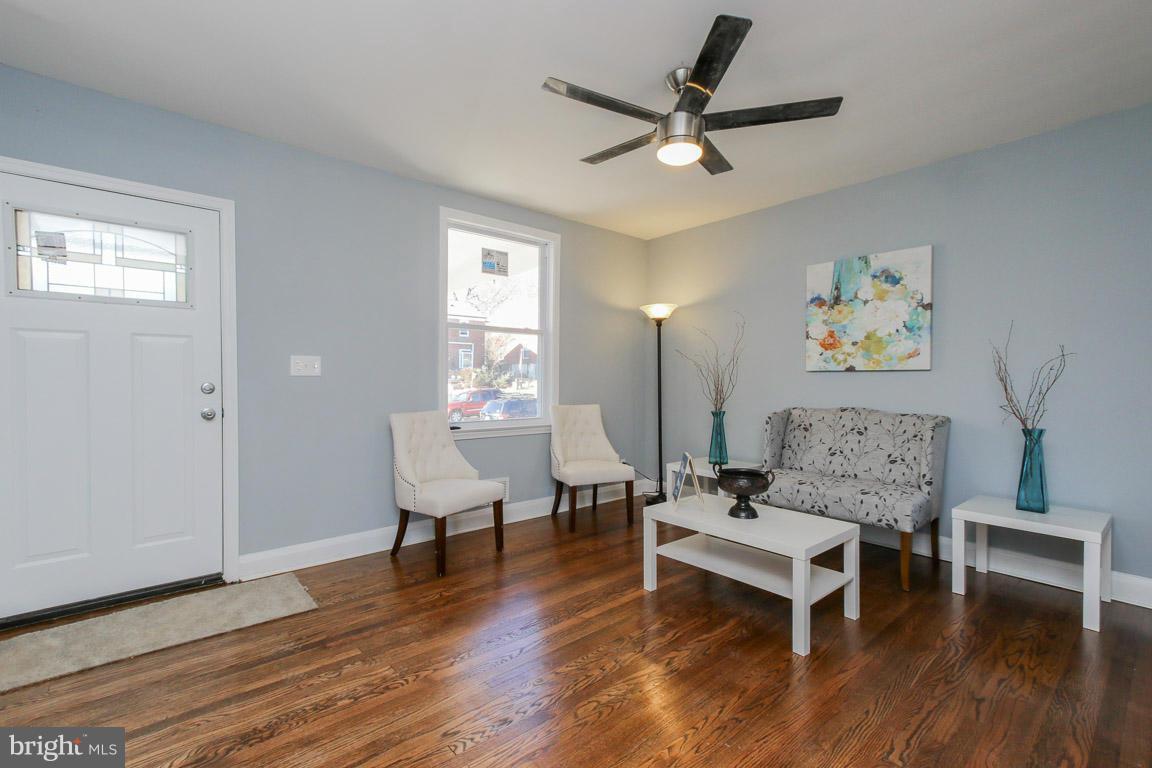 213 Cherrydell Road Catonsville, MD 21228 - Photo 5 of 26 Living Room