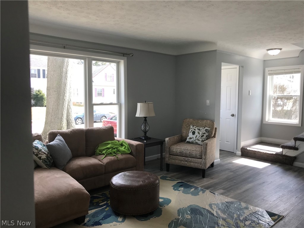 1104 Argonne Road Cleveland, OH 44121 - Photo 5 of 16