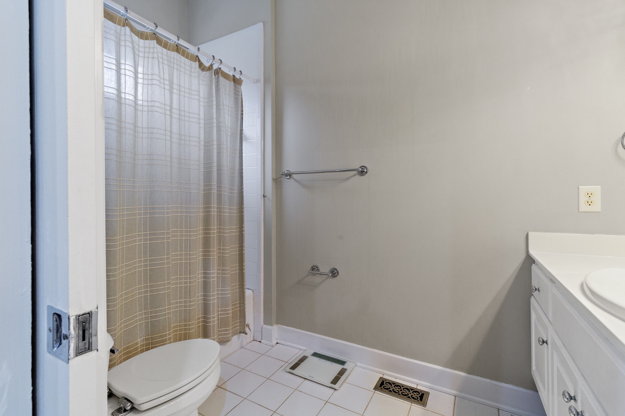1598 Palmer Road Lebanon, TN 37090 - Photo 55 of 56 a bathroom with a sink a toilet and shower