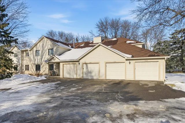 $190,000 | 4372 Buckingham Court, Vadnais Heights, MN 55127