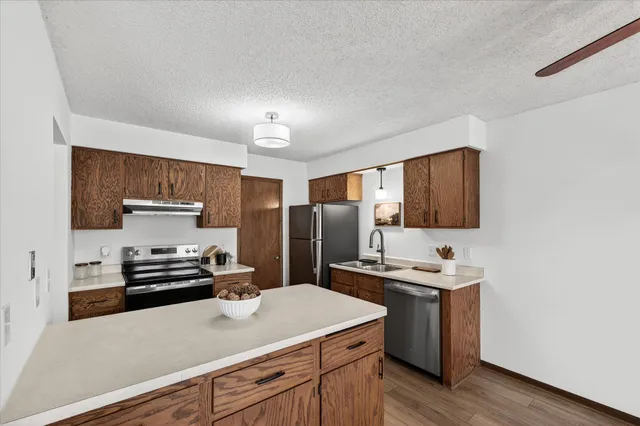 $190,000 | 4372 Buckingham Court, Vadnais Heights, MN 55127