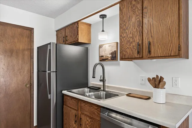 $190,000 | 4372 Buckingham Court, Vadnais Heights, MN 55127