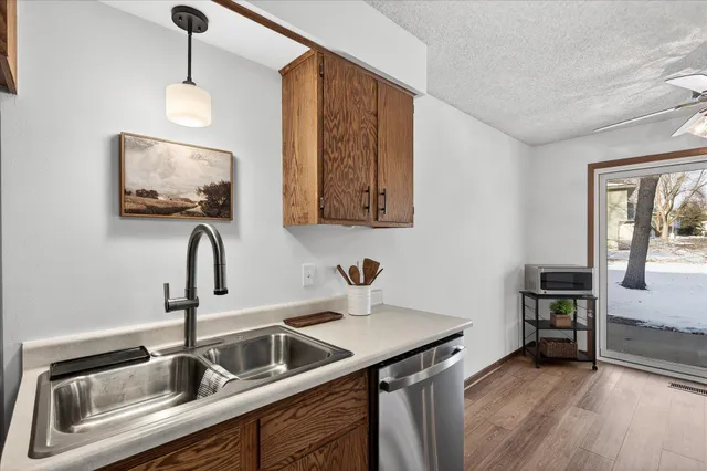 $190,000 | 4372 Buckingham Court, Vadnais Heights, MN 55127