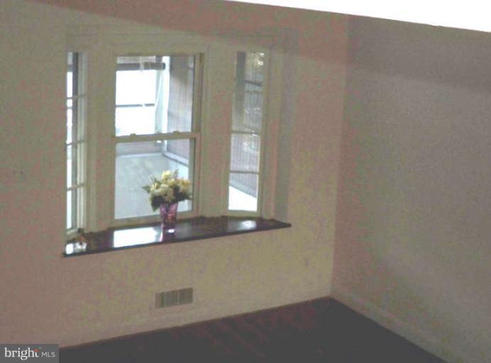 219 Orville Road Baltimore, MD 21221 - Photo 5 of 24 Living Room