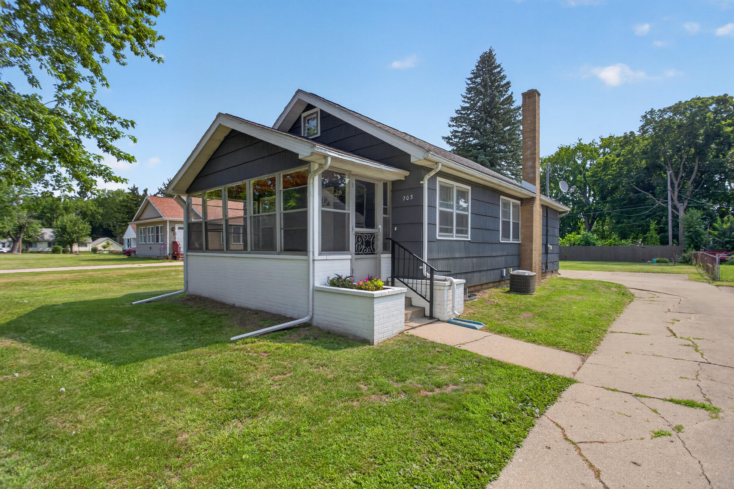 703 Winifred Street Jackson, MI 49202 - Photo 1 of 36 IMG_0804