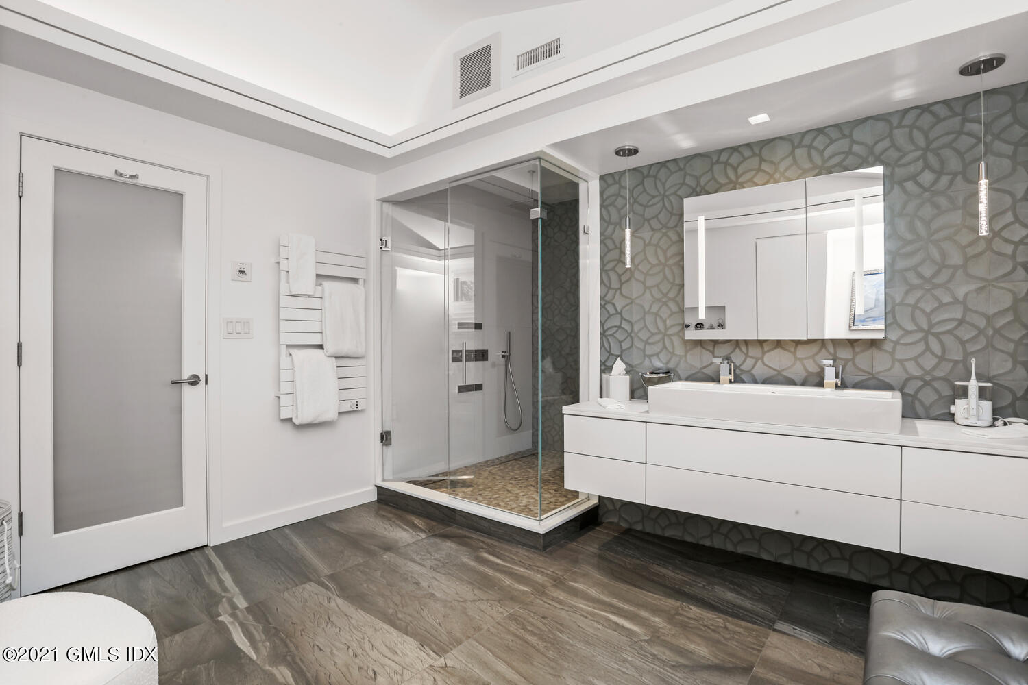 1 Old Church Road, Unit 7 Greenwich, CT 06830 - Photo 24 of 42 a spacious bathroom with a double vanity sink a mirror and a bathtub