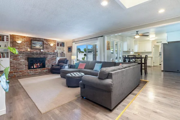 $499,900 | 872 East Spruce Avenue, Fresno, CA 93720