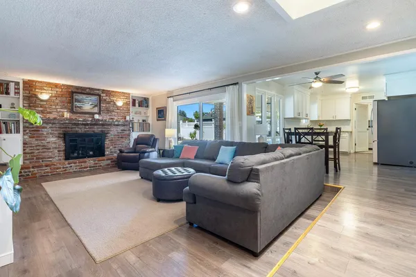 $499,900 | 872 East Spruce Avenue, Fresno, CA 93720