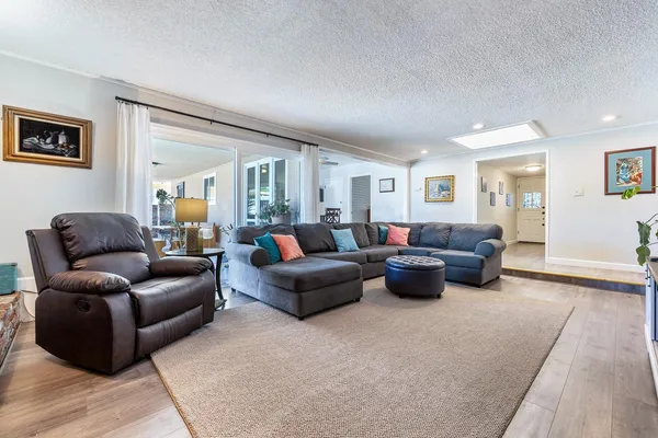 $499,900 | 872 East Spruce Avenue, Fresno, CA 93720