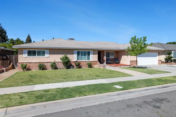 $499,900 | 872 East Spruce Avenue, Fresno, CA 93720