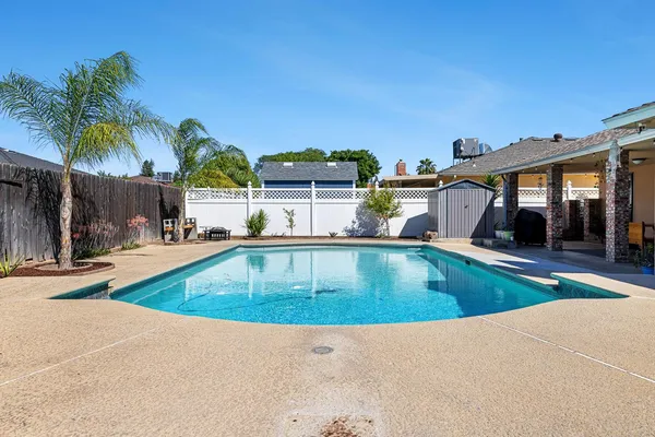 $499,900 | 872 East Spruce Avenue, Fresno, CA 93720