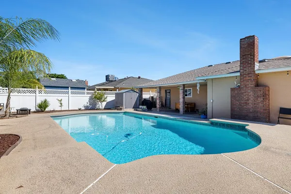 $499,900 | 872 East Spruce Avenue, Fresno, CA 93720