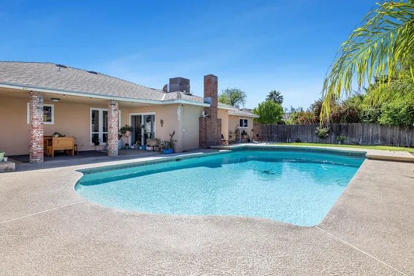 $499,900 | 872 East Spruce Avenue, Fresno, CA 93720