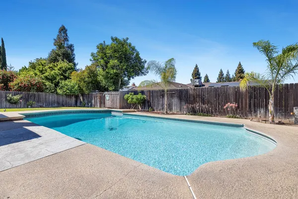 $499,900 | 872 East Spruce Avenue, Fresno, CA 93720