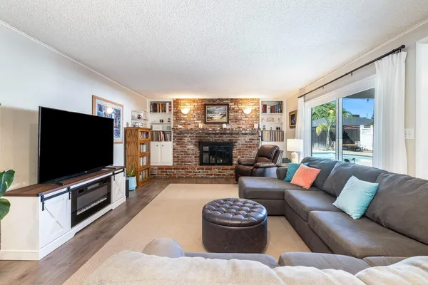 $499,900 | 872 East Spruce Avenue, Fresno, CA 93720