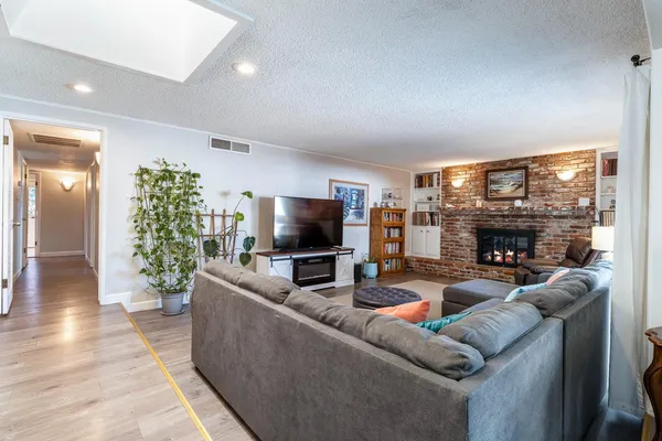 $499,900 | 872 East Spruce Avenue, Fresno, CA 93720