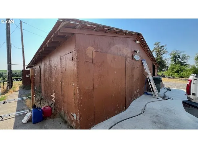 a black and white photo of a living room