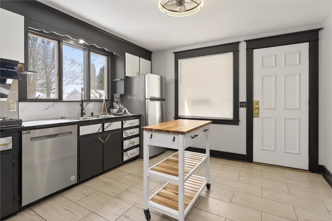 145 Devonshire Court Rochester, NY 14619 - Photo 4 of 39