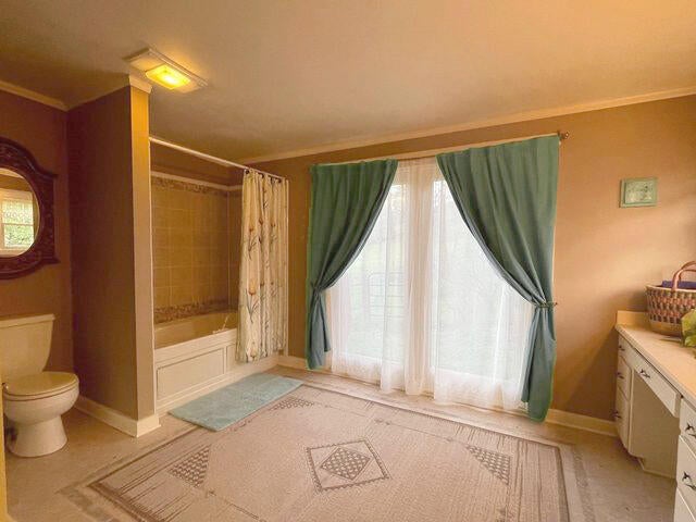 909 South Stage Road Medford, OR 97501 - Photo 44 of 63 Large on-suite bathroom with custom tile floor