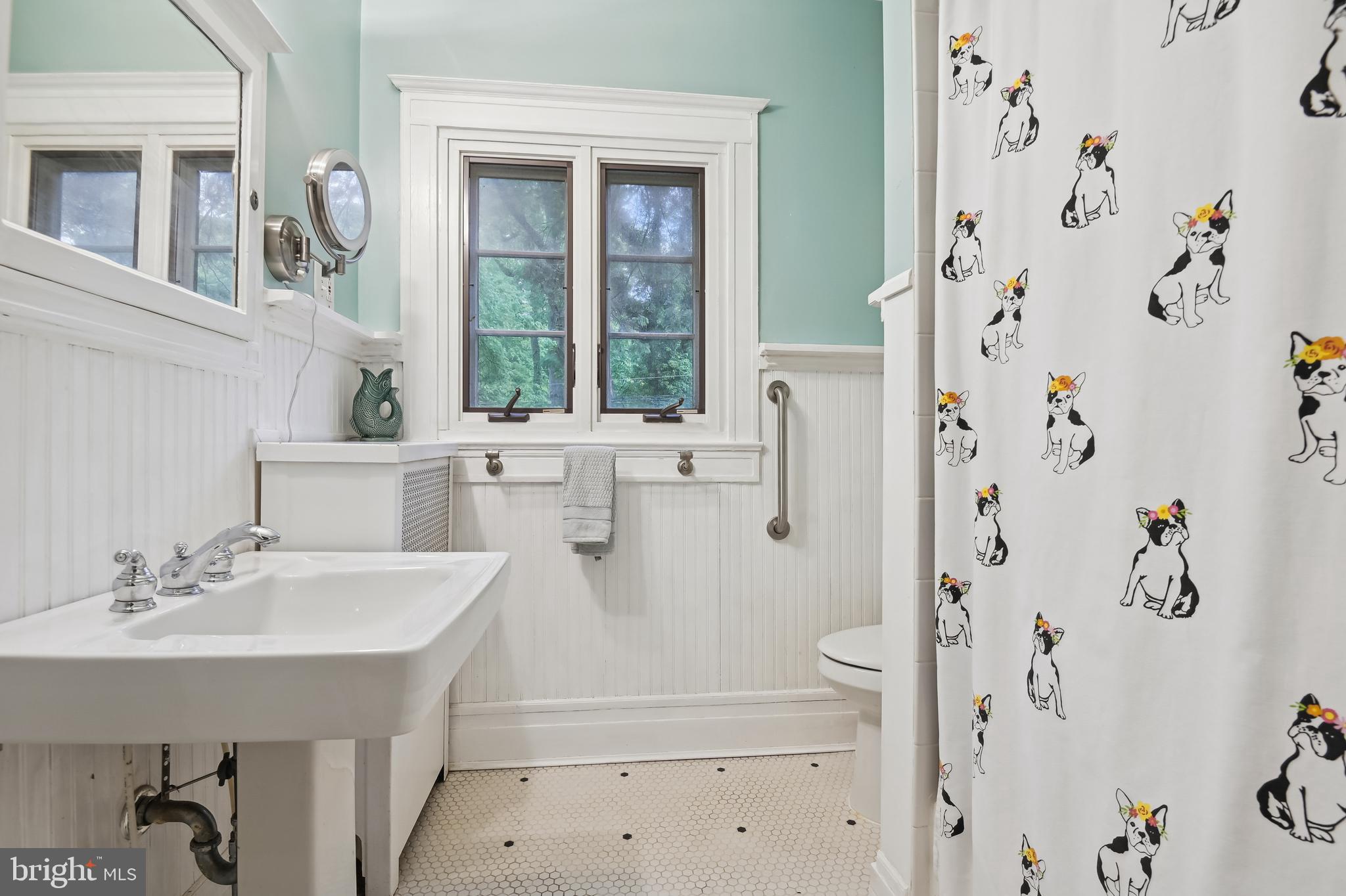 113 Deepdene Road Baltimore, MD 21210 - Photo 36 of 51 Great hall bath with shower/tub combo.