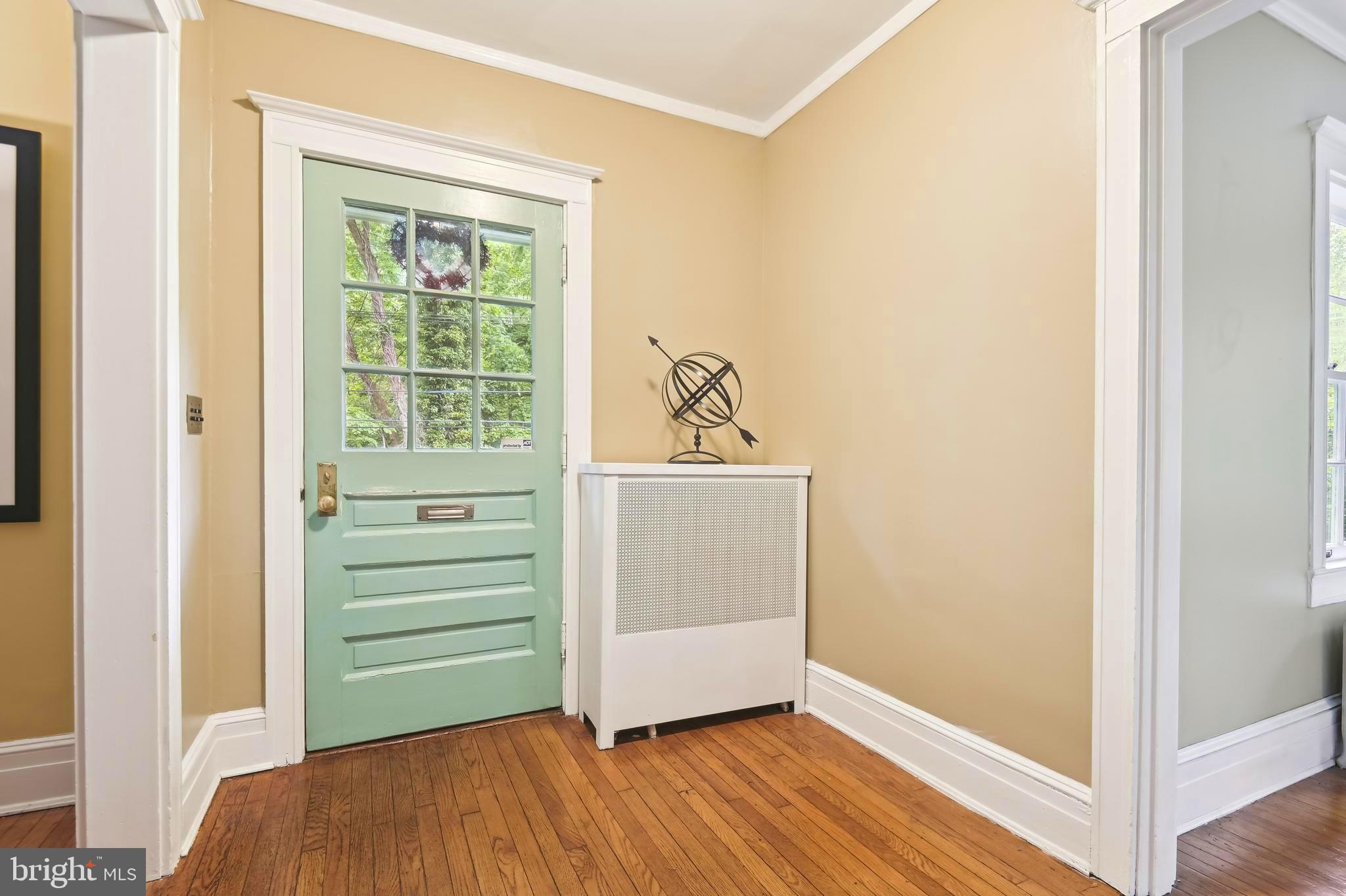 113 Deepdene Road Baltimore, MD 21210 - Photo 6 of 51 The trim/door color cont'd for a easy transition.
