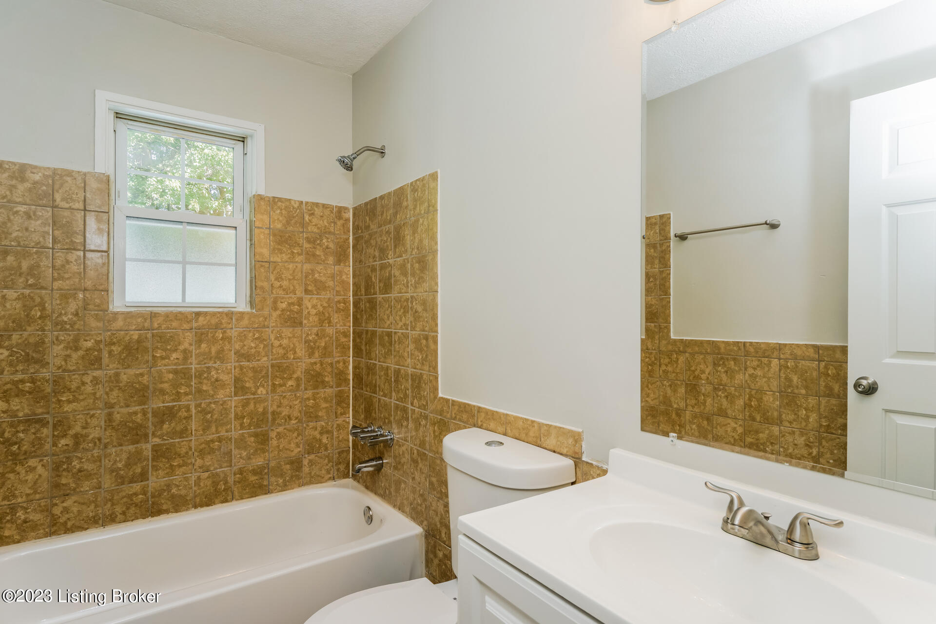 4609 Frel Road Louisville, KY 40272 - Photo 10 of 13 029-photo-bathroom-11860327