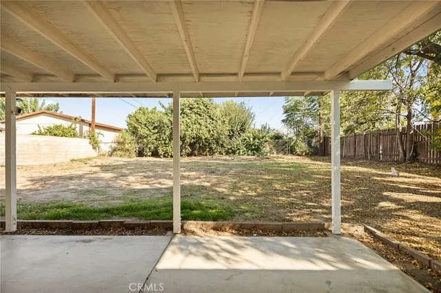 a view of a backyard