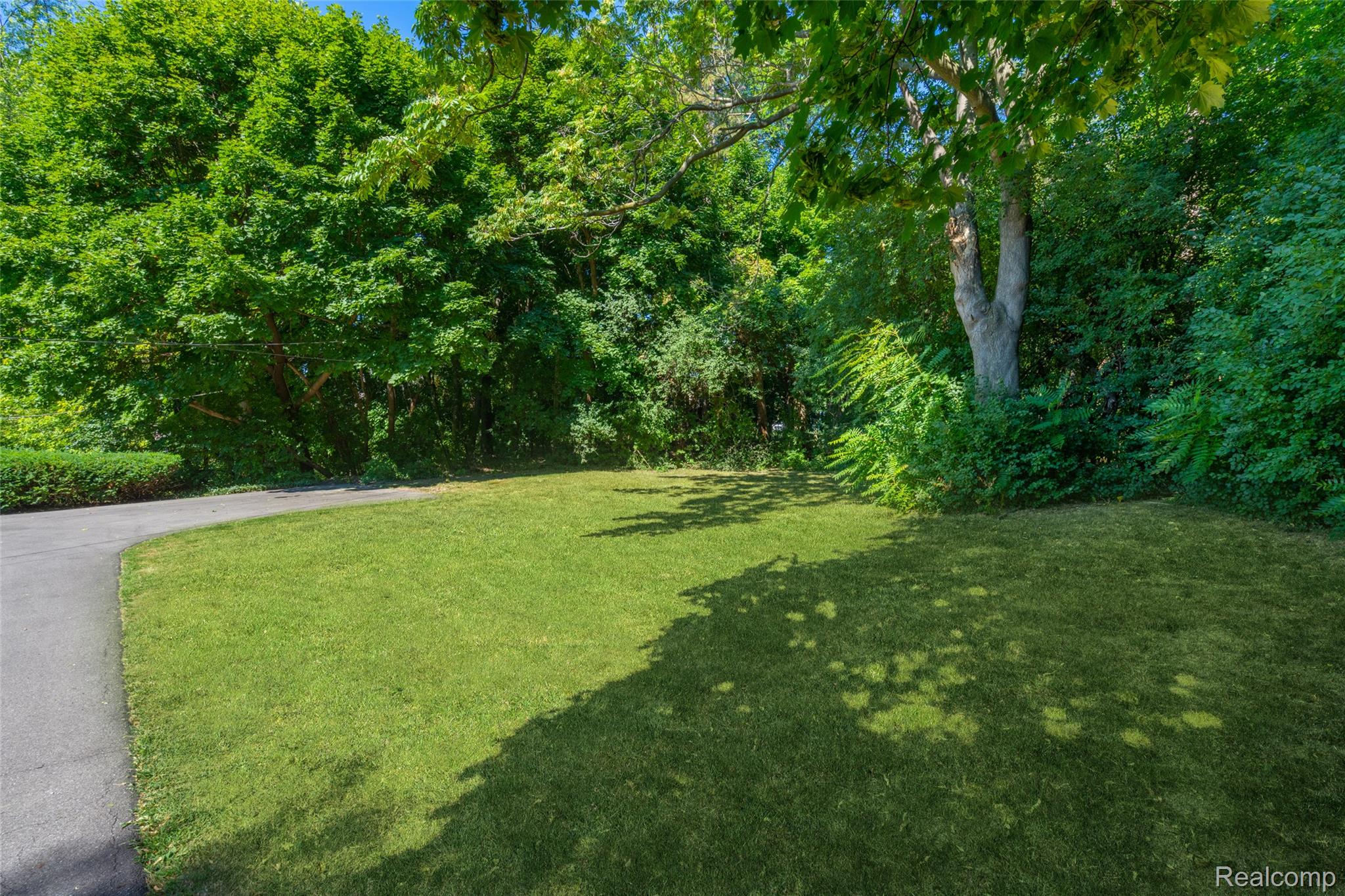 60 Devon Road Bloomfield Hills, MI 48302 - Photo 49 of 50 Expansive lawn area with a paved driveway