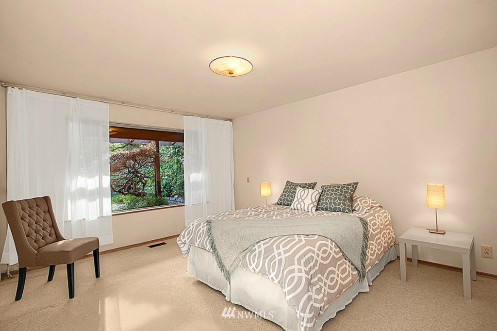 6647 Northeast Windermere Road Seattle, WA 98115 - Photo 12 of 25