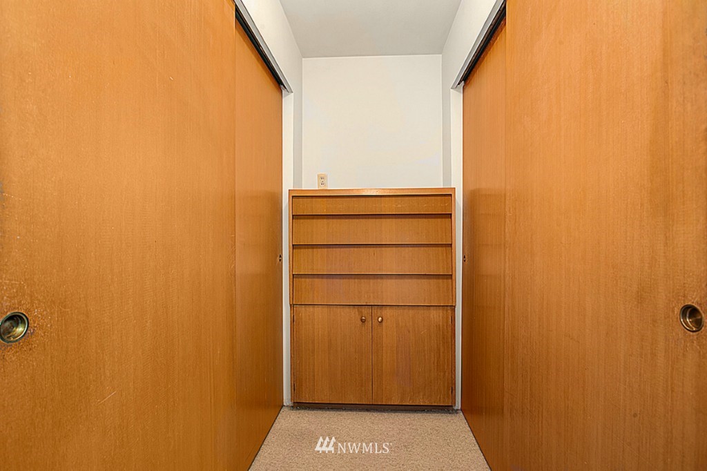 6647 Northeast Windermere Road Seattle, WA 98115 - Photo 13 of 25