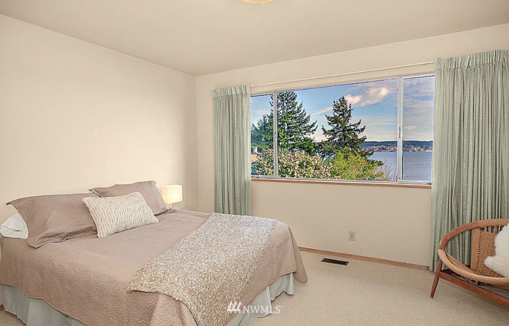 6647 Northeast Windermere Road Seattle, WA 98115 - Photo 14 of 25