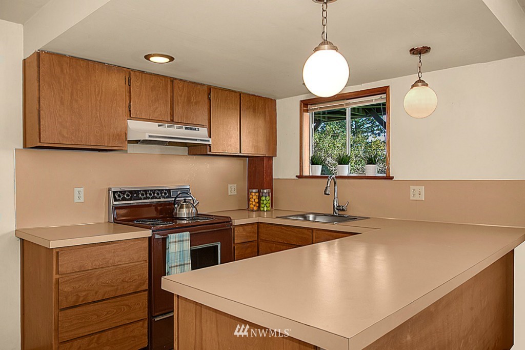6647 Northeast Windermere Road Seattle, WA 98115 - Photo 16 of 25