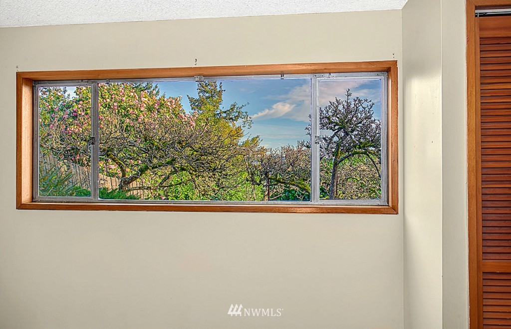 6647 Northeast Windermere Road Seattle, WA 98115 - Photo 17 of 25