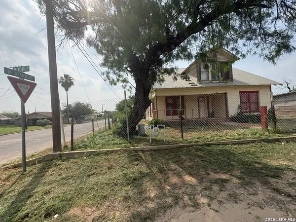 $65,000 | 300 North 10th Street, Carrizo Springs, TX 78834