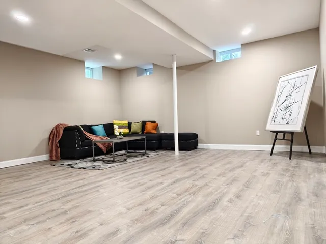 a view of livingroom with furniture